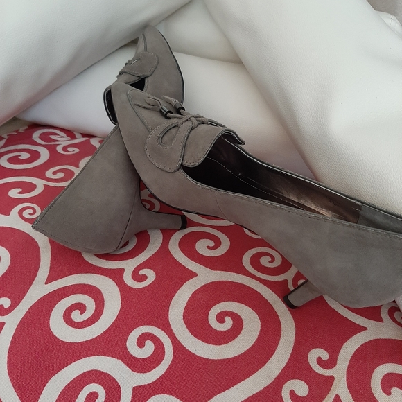 Tahari Gray Heels, Size 9.5 - Picture 5 of 5